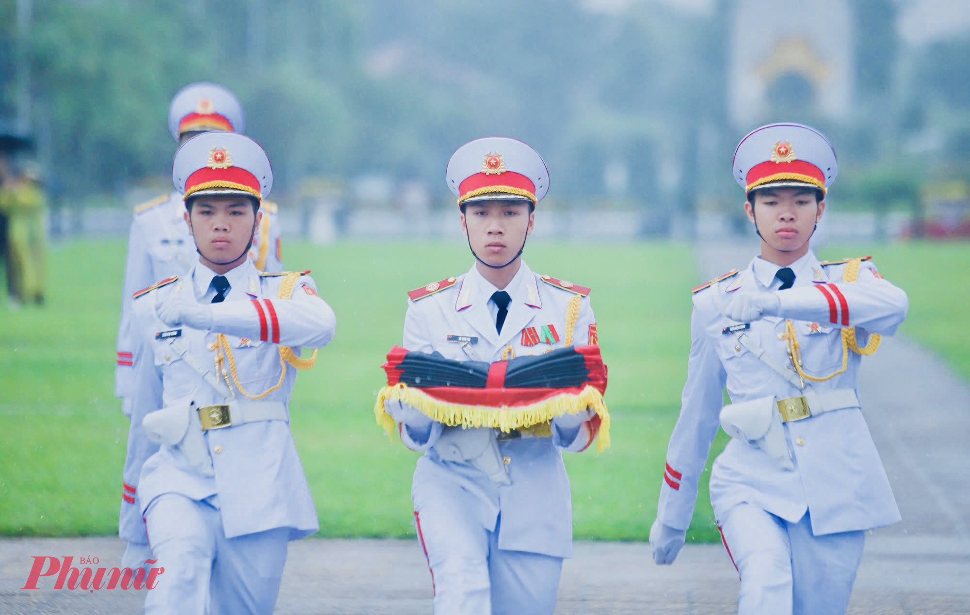Trong khi lễ treo cờ rủ diễn ra mọi hoạt động trên quảng trường tạm dừng.