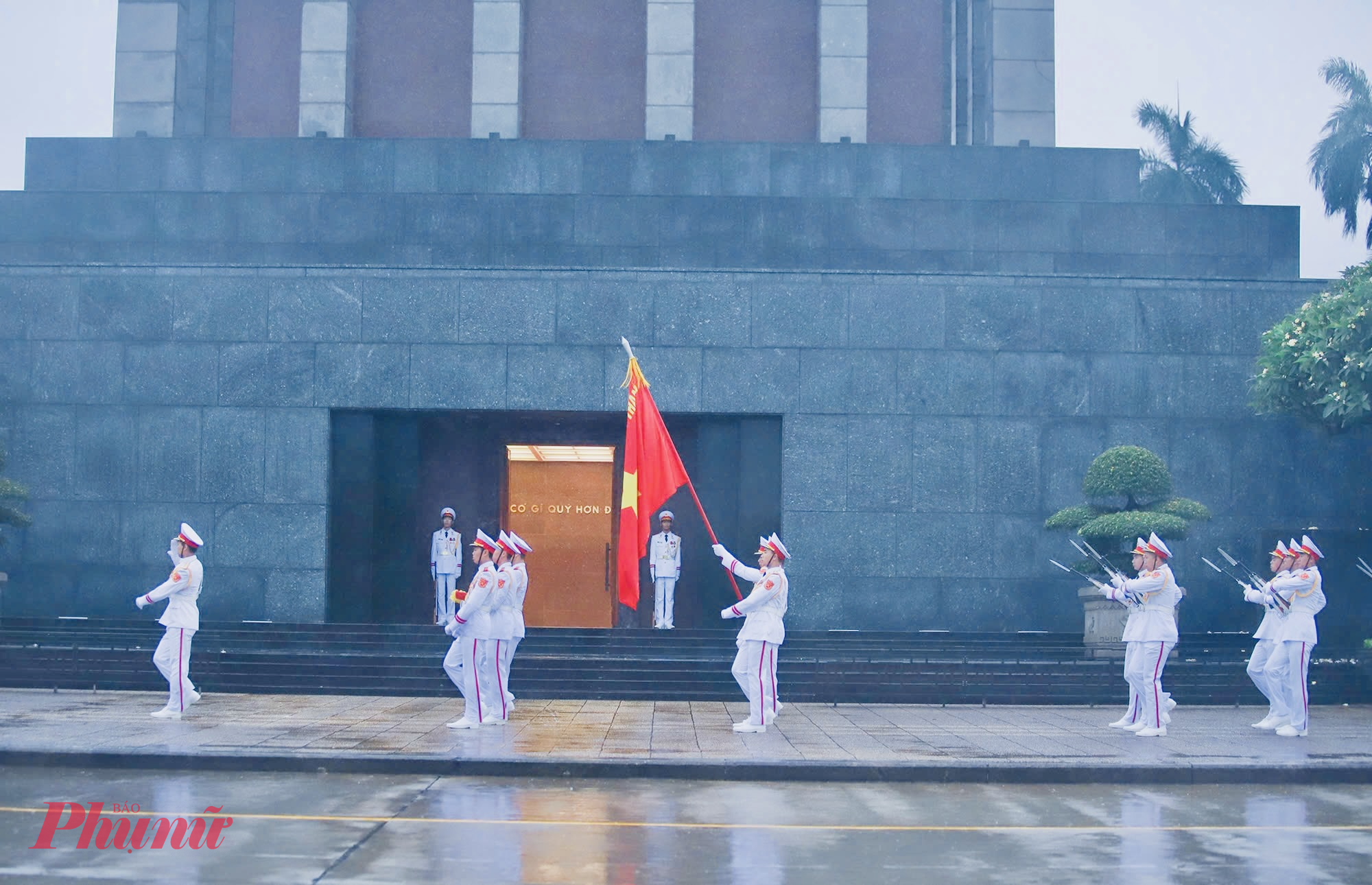 Sau nghi lễ, đội tiêu binh diễu hành một vòng trước cửa Lăng Bác rồi trở về vị trí cũ và kết thúc nghi lễ Thượng cờ rủ.
