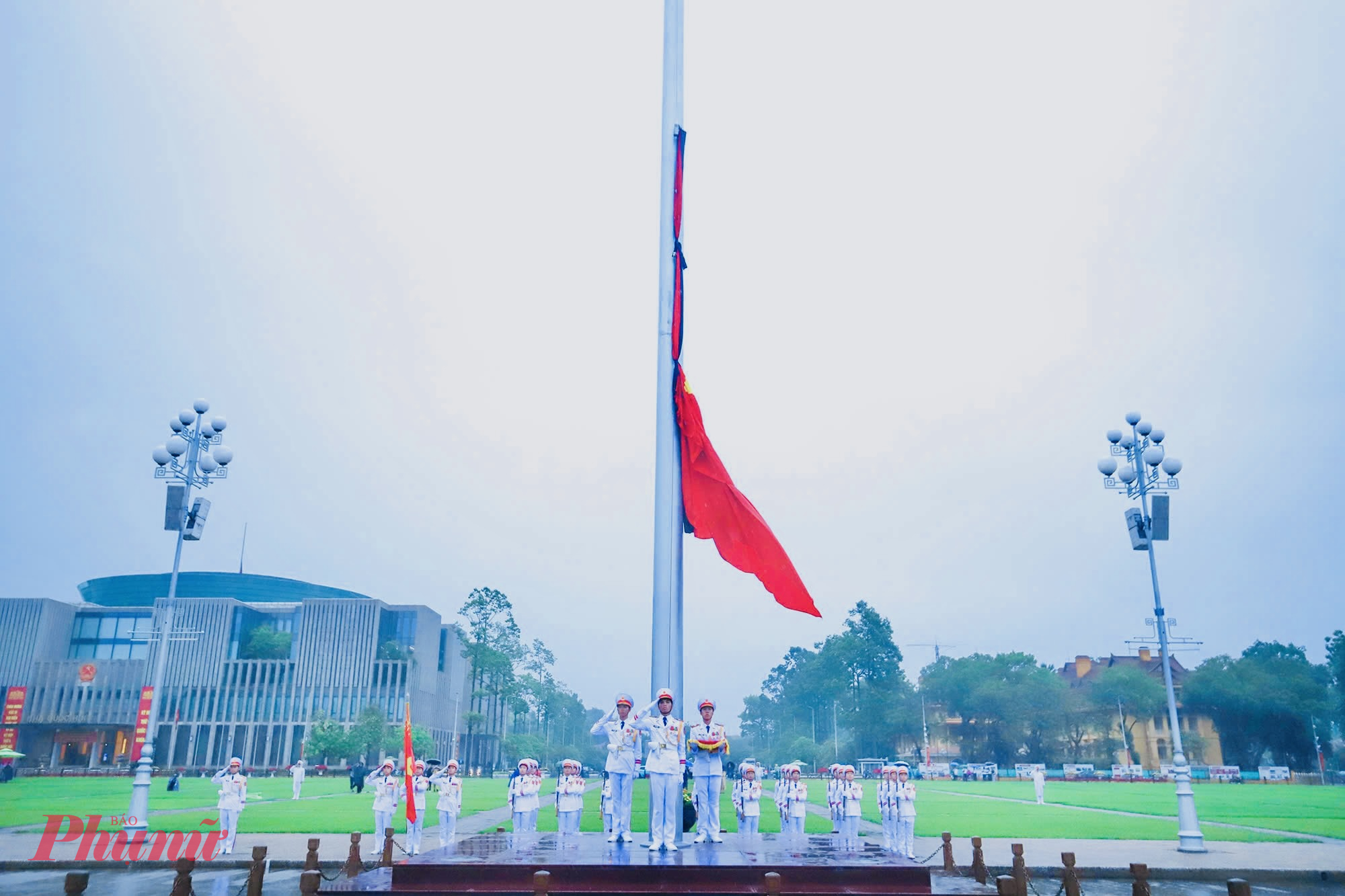 Đúng 6g, nghi lễ thượng cờ rủ thiêng liêng đã diễn ra.