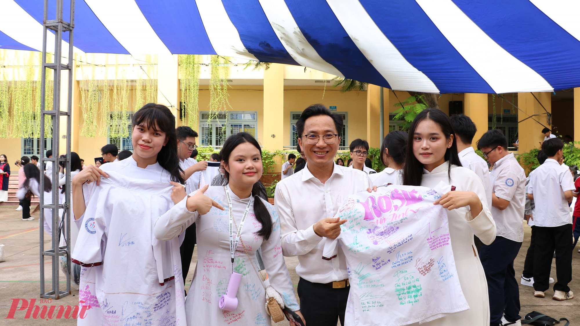 Ông Phạm Văn Cường - Phó hiệu trưởng nhà trường - viết lời chúc cho học sinh trước kì thi quan trọng 