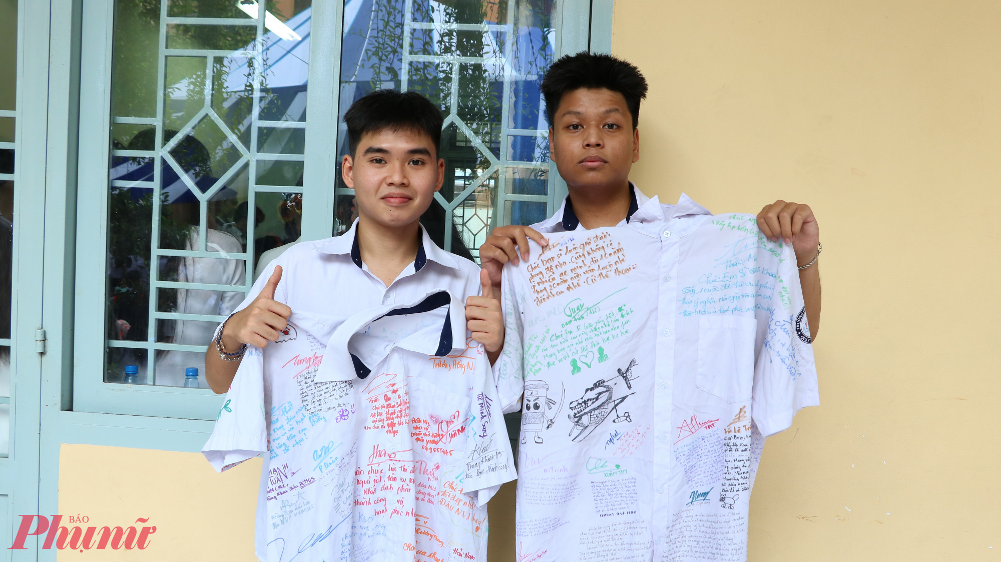 Kí tên lên áo để lưu giữ những ngày tháng thanh xuân