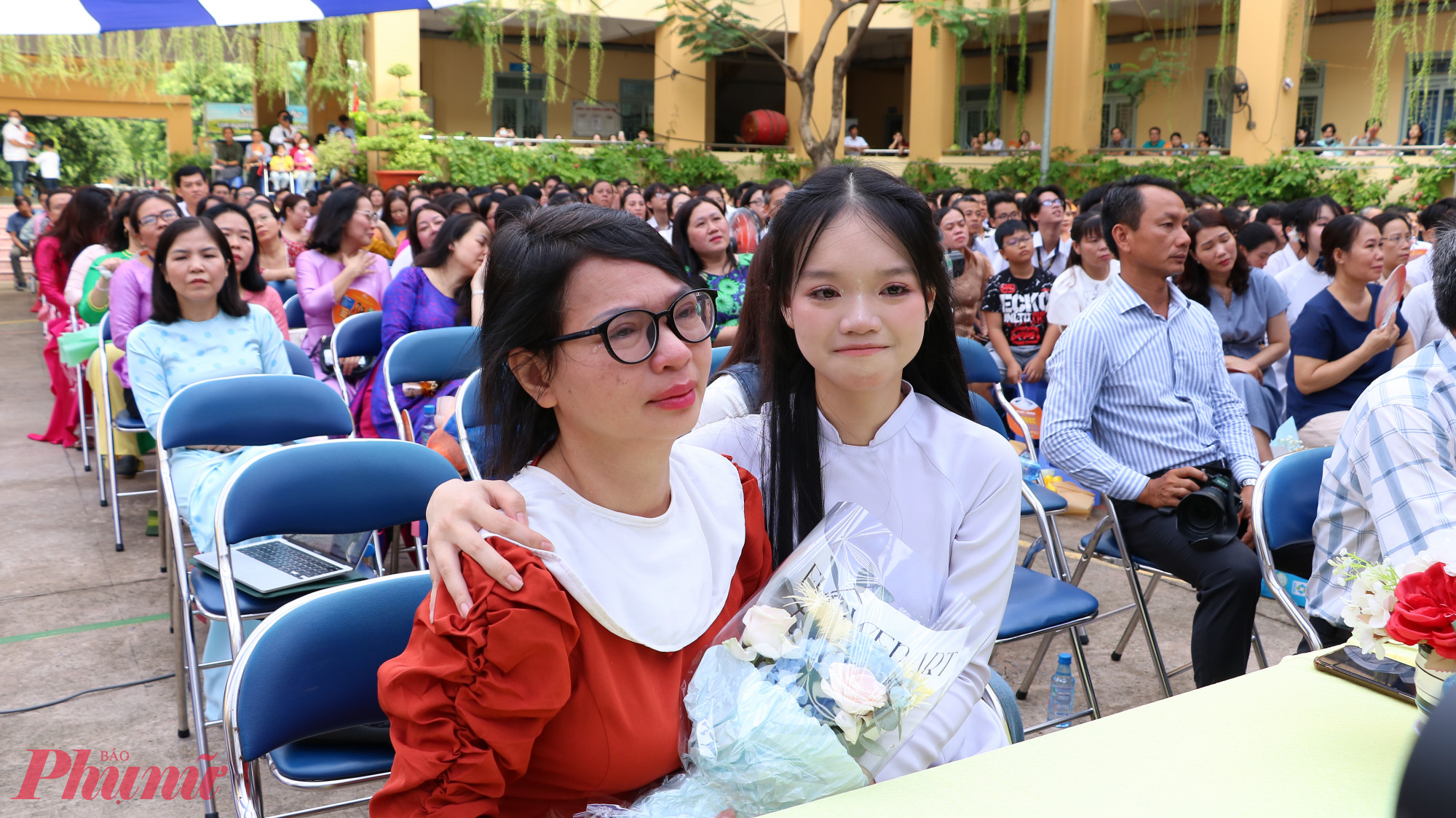 Hai mẹ con hứa sẽ cùng nhau cố gắng tiến về phía trước