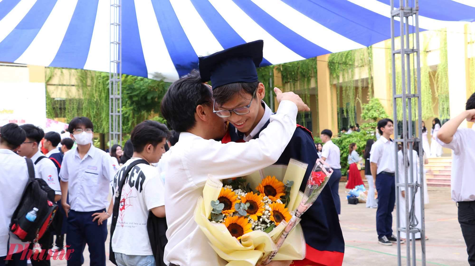 Ông Phạm Văn Cường tặng hoa và động viên học sinh 