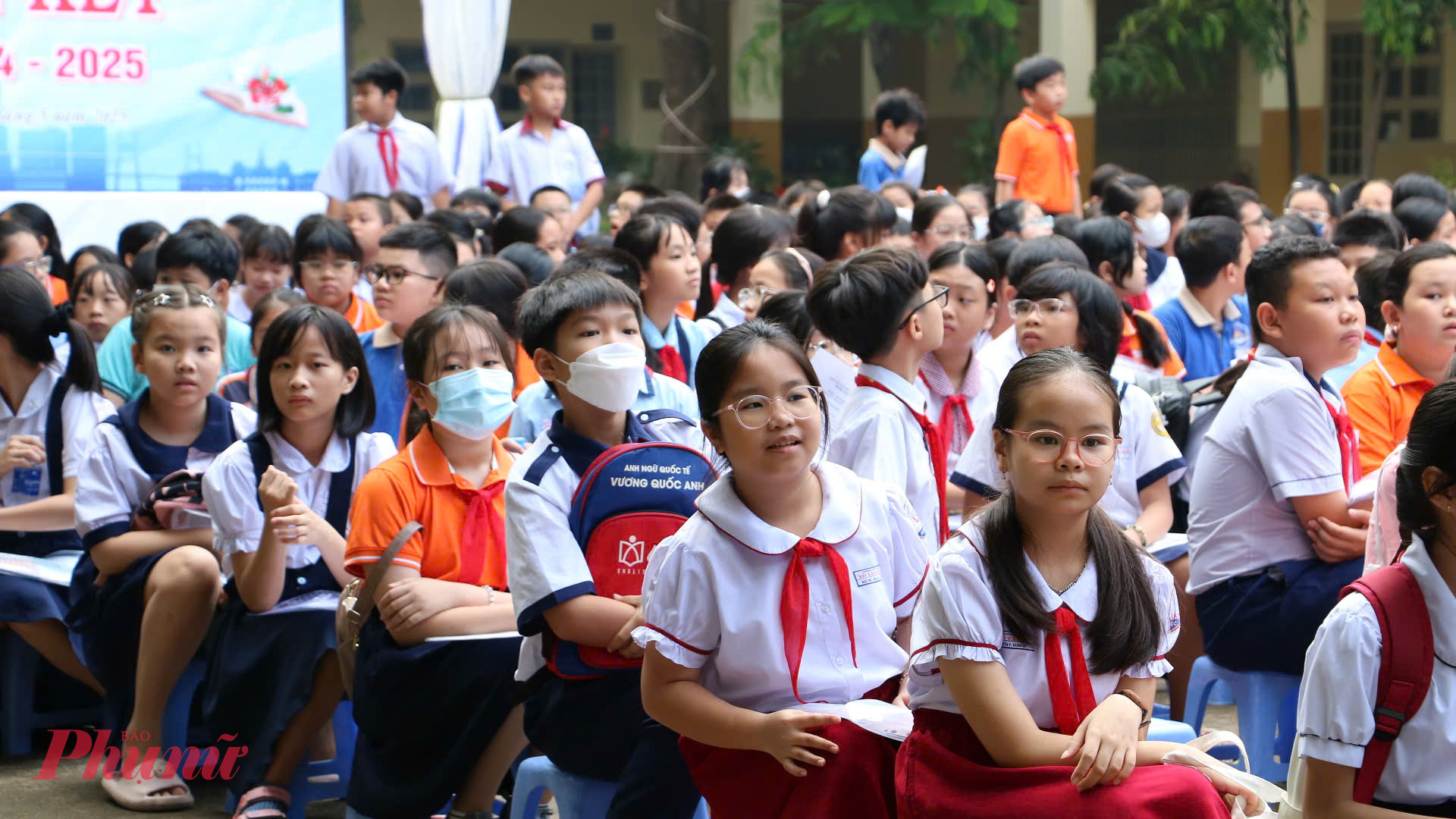 Học sinh lắng nghe những thông tin liên quan đến chương trình và hoạt động của nhà trường - Ảnh: Trang Thư