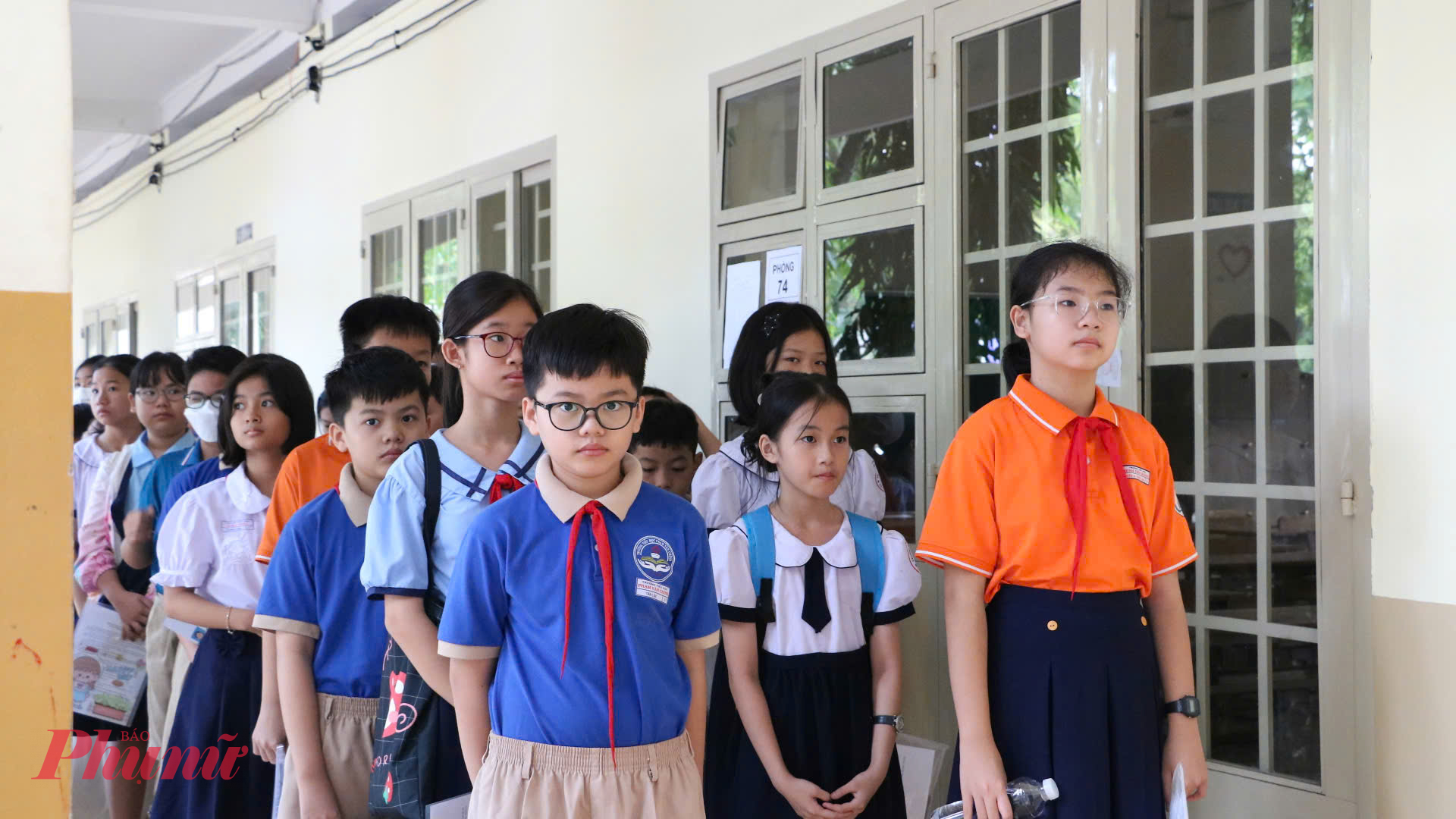 Học sinh chờ vào phòng thi - Ảnh: Trang Thư