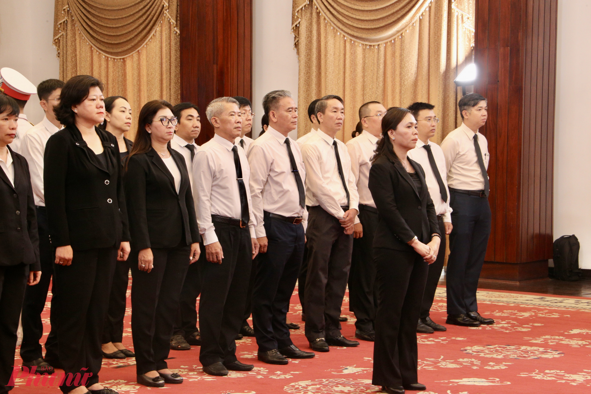 Đoàn quận 3 do bà Nguyễn Thanh Xuân - Bí thư quận ủy quận 3 - làm trưởng đoàn vào viếng - Ảnh: Thanh Tâm