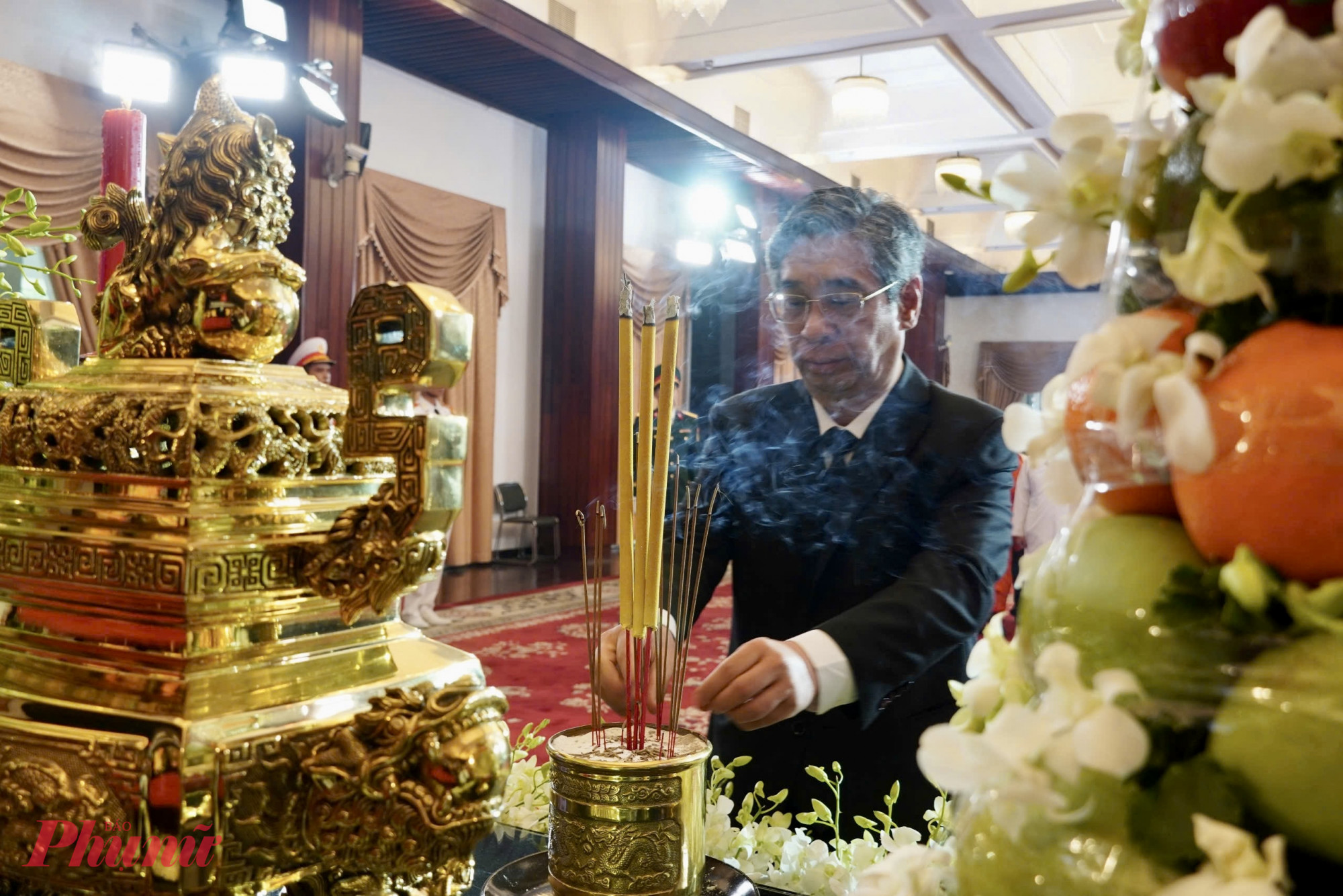 Phó bí thư Thành ủy, Chủ tịch Ủy ban MTTQ Việt Nam TPHCM Nguyễn Phước Lộc thắp nén hương kính viếng nguyên Chủ tịch nước Trần Đức Lương - Ảnh: Trang Nguyễn
