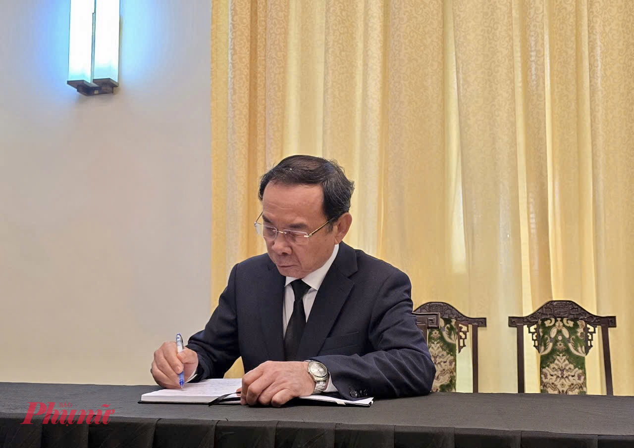 Bí thư Thành ủy TPHCM Nguyễn Văn Nên ghi sổ tang tại Lễ viếng nguyên Chủ tịch nước Trần Đức Lương - Ảnh: Trang Nguyễn