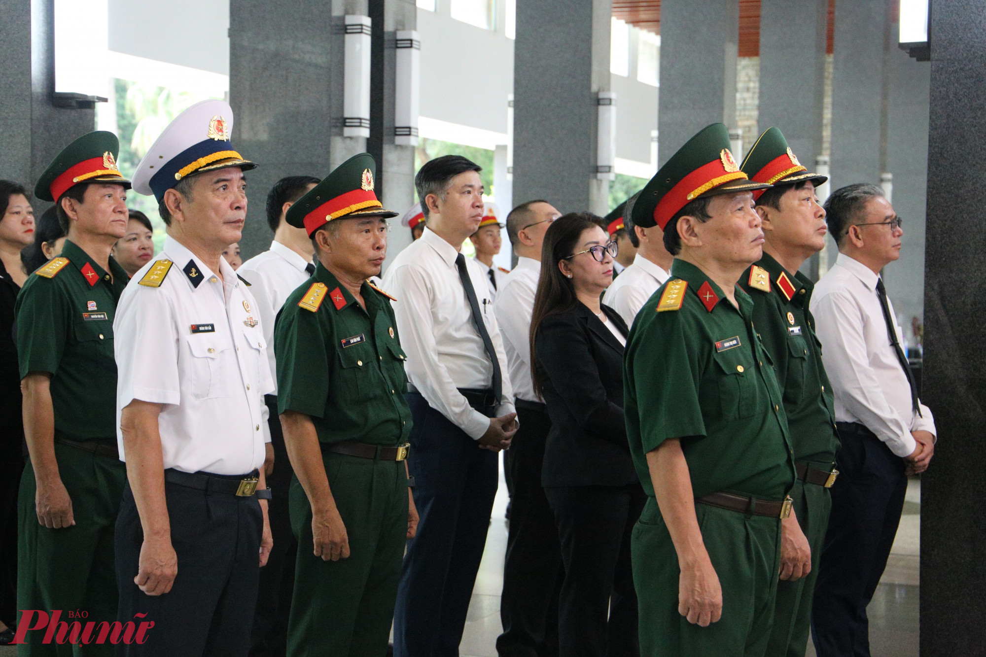 Các đoàn đang chờ vào viếng trong niềm tiếc thương với sự ra đi của nguyên Chủ tịch nước Trần Đức Lương - Ảnh: Thanh Tâm