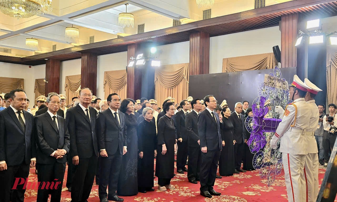 Đoàn lãnh đạo TPHCM thực hiện lễ viếng nguyên Chủ tịch nước Trần Đức Lương - Ảnh: Trang Nguyễn