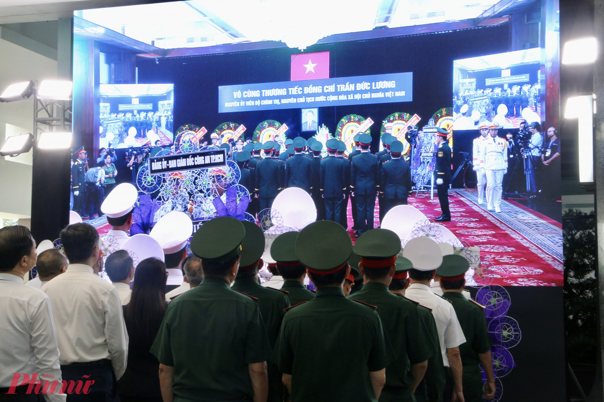 Từ 07 giờ 30 nhiều lãnh đạo thành phố, cơ quan đoàn thể đã có mặt ở hội trường Thống Nhất để chờ đến giờ viếng nguyên Chủ tịch nước Trần Đức Lương - Ảnh: Thanh Tâm