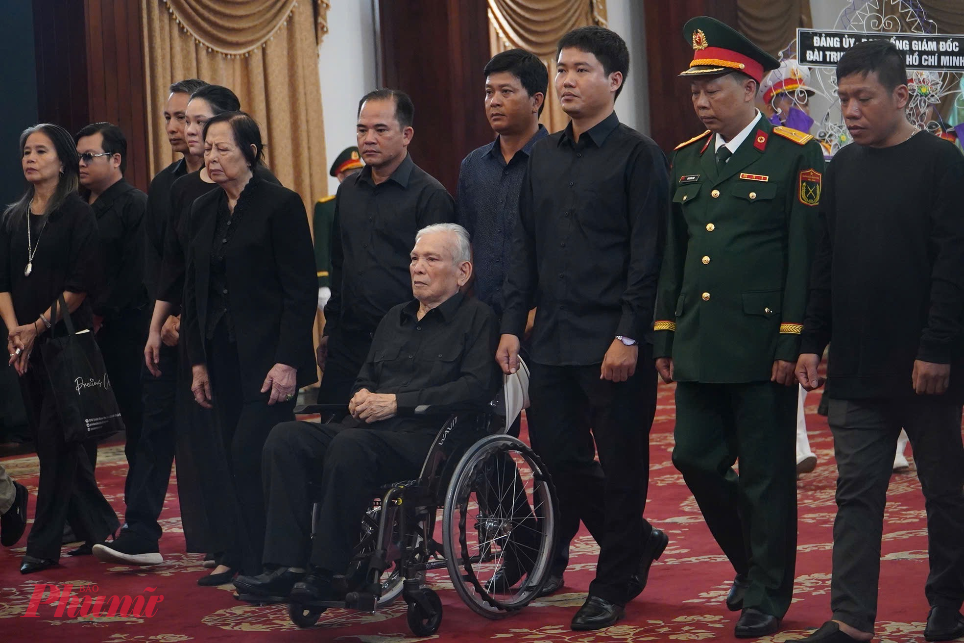 Đoàn gia đình nguyên Chủ tịch nước Trần Đức Lương tại TPHCM đến thắp nhang tưởng nhớ cố Chủ tịch nước - Ảnh: Thanh Tâm