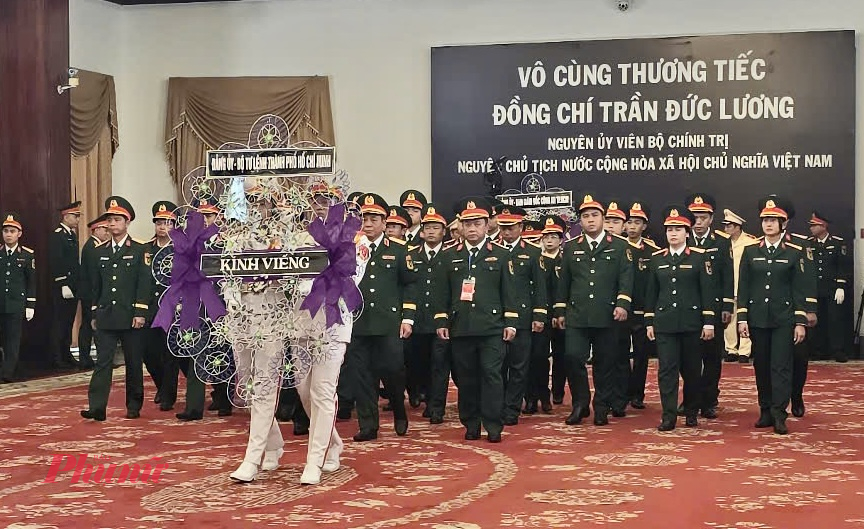 Đoàn Bộ Tư lệnh TPHCM đang chờ vào viếng - Ảnh: Trang Nguyễn