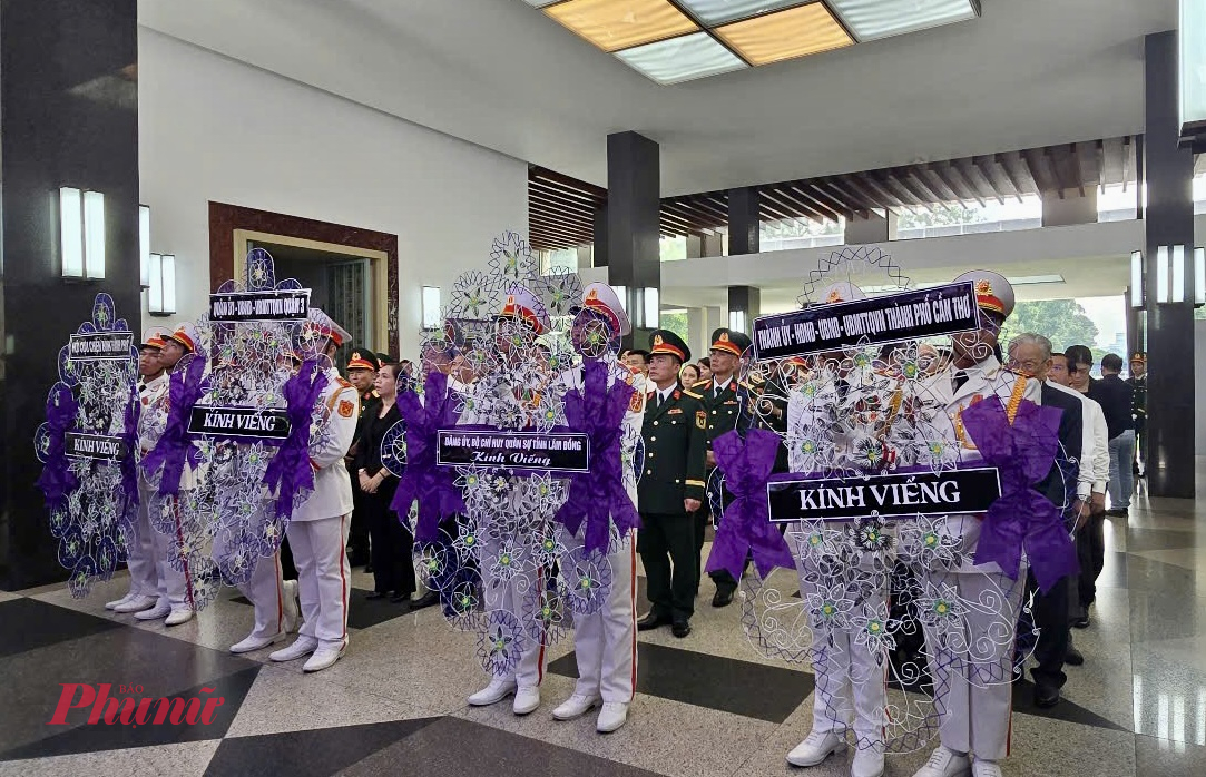 Các đoàn đang chờ vào viếng nguyên Chủ tịch nước Trần Đức Lương - Ảnh: Trang Nguyễn