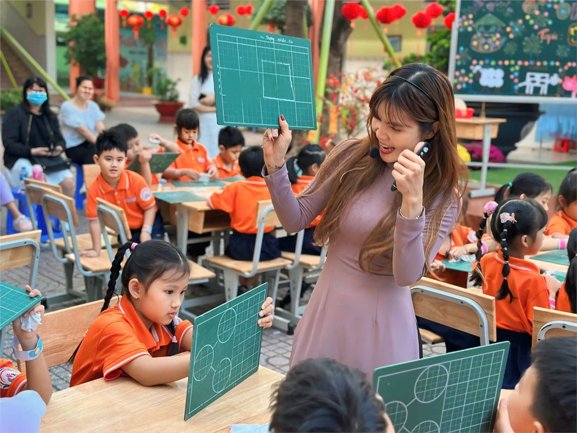 Giáo viên Trường tiểu học Đinh Tiên Hoàng trong tiết học tiếng Anh - Ảnh: Website trường