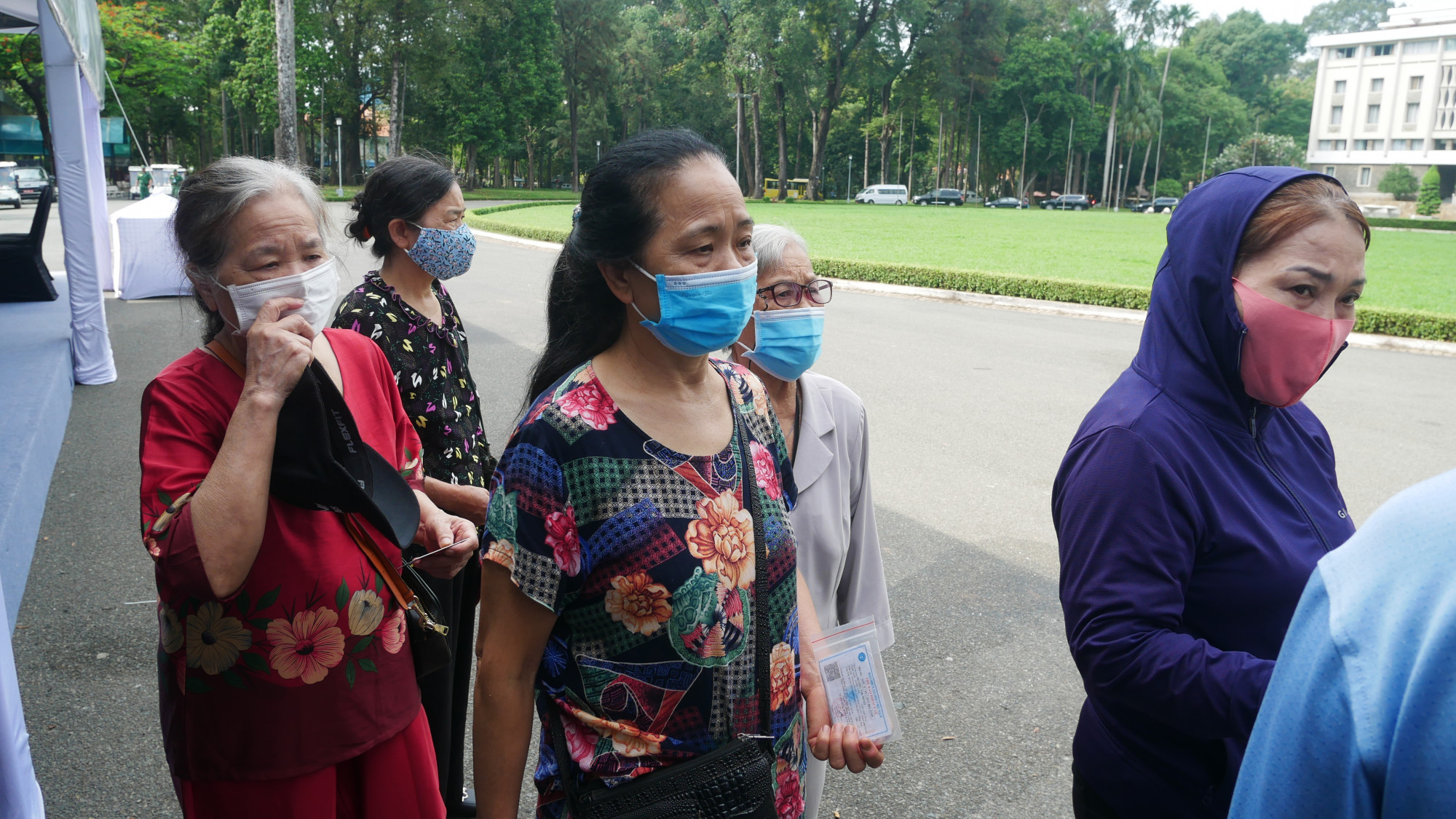 Vạn tấm lòng xúc động tiễn biệt nguyên Chủ tịch nước Trần Đức Lương Mẹ và các dì anh Lê Anh Đức từ Đồng Nai bắt xe lên từ sáng sớm, mong được vào viếng nguyên Chủ tịch nước