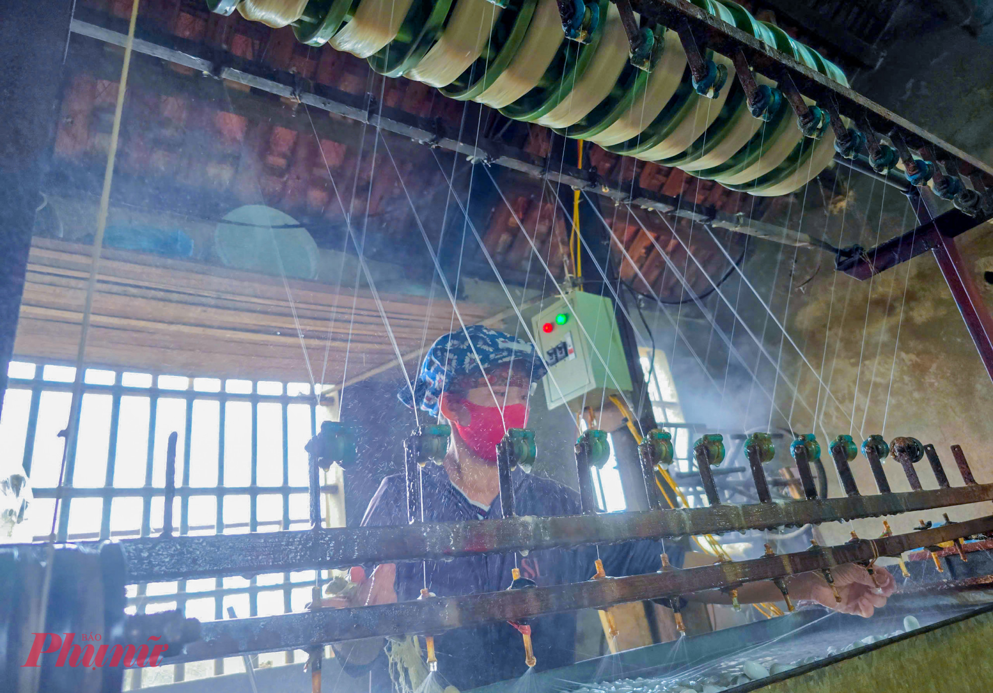Mỗi ngày cơ sở ươm tơ của bà Lệ tiêu thụ 100 kén, kéo được hơn 10kg tơ. Ngoài 3 người trong gia đình, bà Lệ còn phải thuê thêm 5 lao động phụ trách công đoạn ươm tơ, kéo sợi với tiền công 300.000 đồng/ngày.