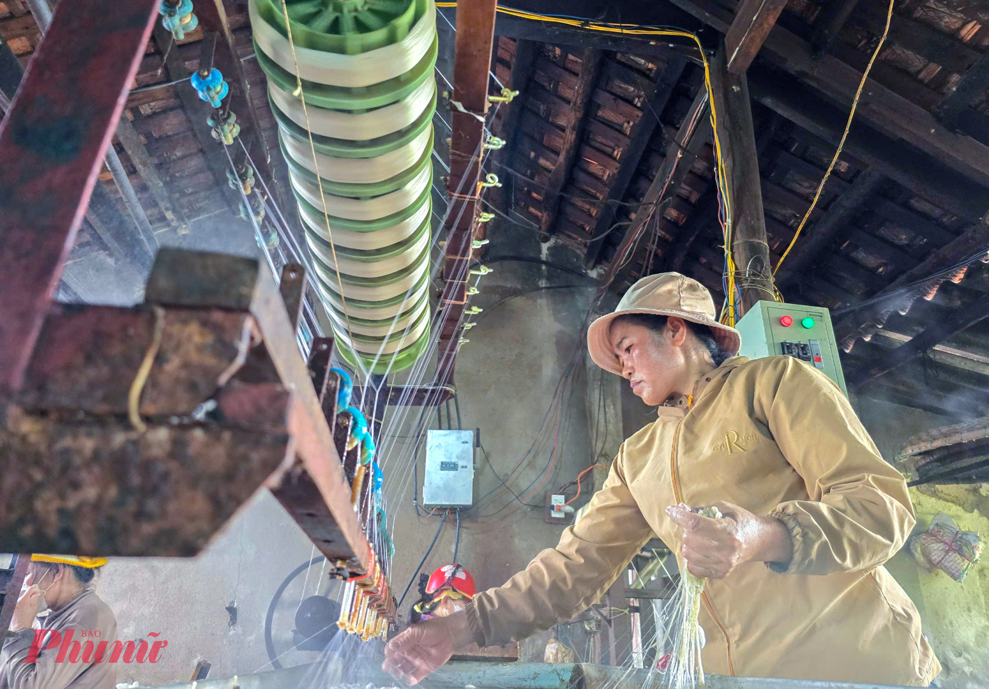 Sau khi lấy mối tơ, kén được đưa lên một khung chứa đầy nước với nhiệt độ ổn định ở mức 80 độ C để kéo sợi. Cứ 10 sợi kén se thành một sợi tơ. Ở công đoạn này, người thợ phải túc trực để “bắt mối” sợi lên máy và nhanh tay, nhanh mắt để phát hiện sợi tơ bị đứt để nối lại.