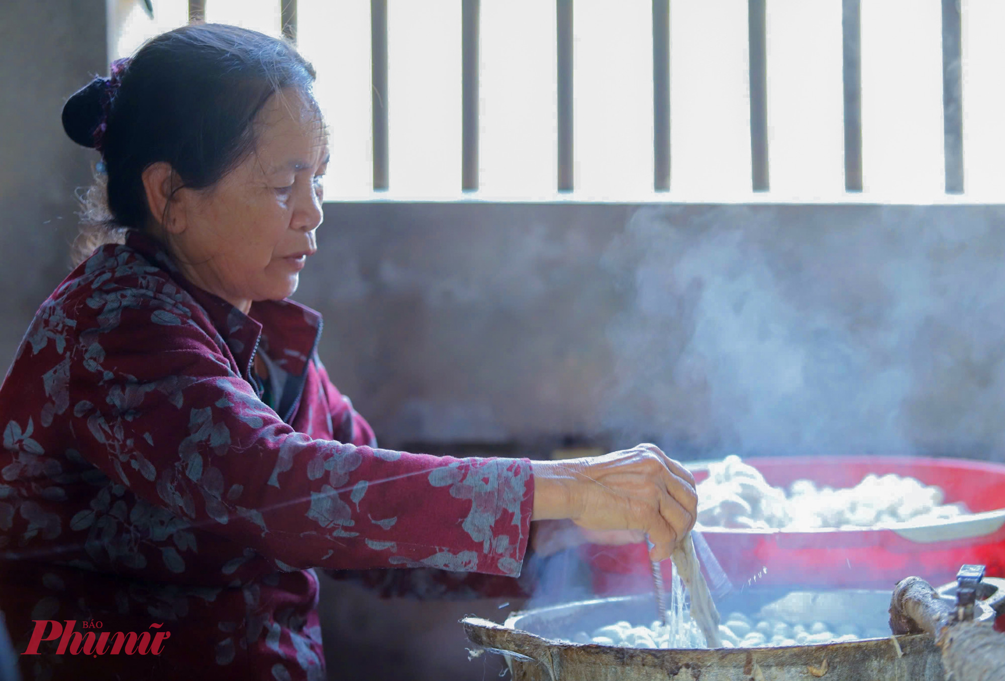 Kén sau khi thu mua, được công nhân ở các cơ sở làm nghề ươm tơ kéo sợi luộc trên nồi nước sôi. Người luộc phải dùng đũa đảo liên tục để lấy mối tơ. 