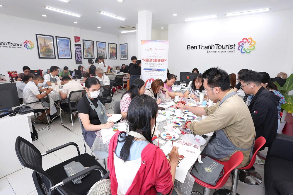 Nhiều khách hàng thích thú sáng tạo vẽ và nhận túi tote miễn phí tại workshop Made in Singapore do BenThanh Tourist và STB tổ chức - Ảnh: Benthanh Tourist