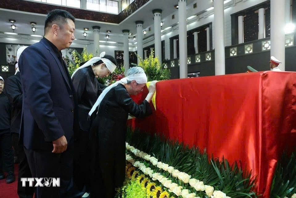 Gia quyến đi vòng quanh linh cữu lần cuối, tiễn biệt nguyên Chủ tịch nước Trần Đức Lương - ảnh: TTXVN
