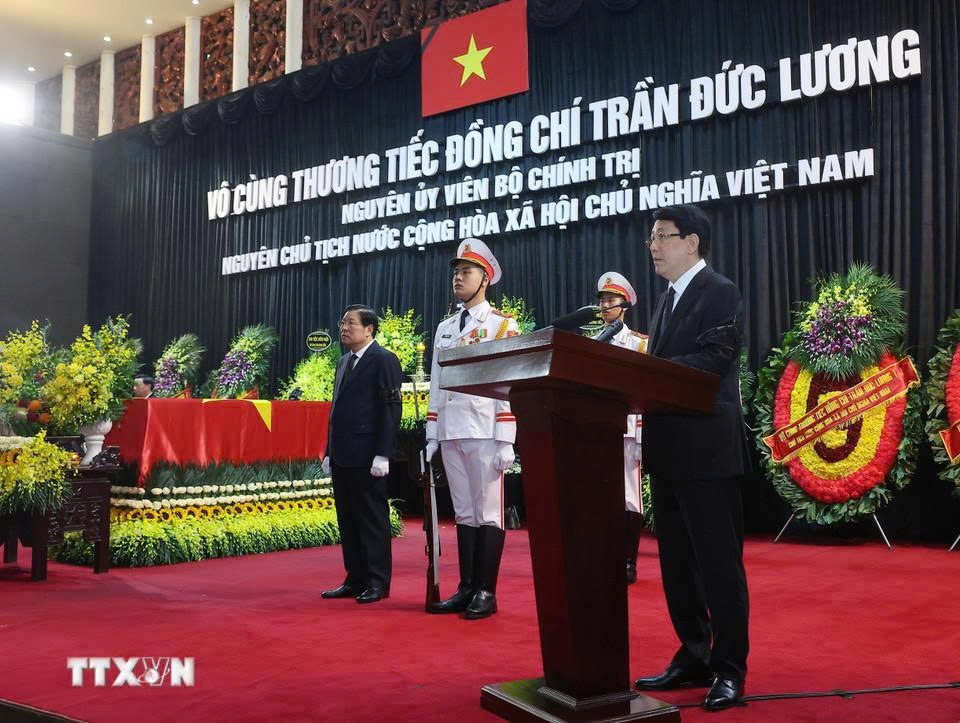 “Hôm nay, chúng tôi có mặt tại đây để bày tỏ lòng thương tiếc sâu sắc và tiễn đưa đồng chí về nơi an nghỉ cuối cùng. Đồng chí ra đi nhưng tên tuổi, sự nghiệp, công lao và phẩm chất đạo đức cách mạng của đồng chí mãi là tấm gương để mỗi cán bộ, đảng viên, đồng chí, đồng bào học tập noi theo”, Chủ tịch nước Lương Cường đọc điếu văn tiễn biệt - ảnh: TTXVN