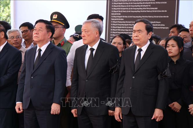 Các đồng chí lãnh đạo Đảng, Nhà nước, Quốc hội đón tại nghĩa trang xã Phổ Khánh. Ảnh: Phạm Cường/TTXVN