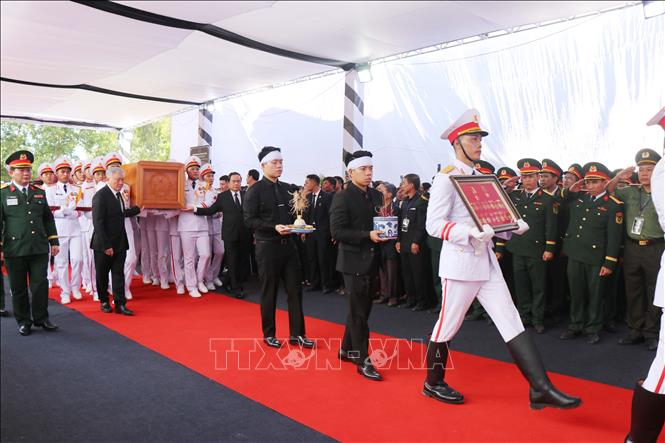 Các đồng chí lãnh đạo Đảng, Nhà nước, Quốc hội đưa Linh cữu Nguyên Chủ tịch nước Trần Đức Lương vào nghĩa trang xã Phổ Khánh. Ảnh: Phạm Cường/TTXVN