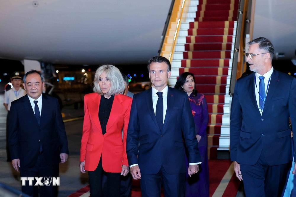 Tổng thống Pháp Emmanuel Macron và Phu nhân đến Hà Nội. (Ảnh: An Đăng/TTXVN)