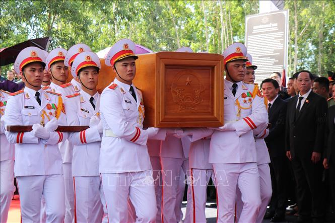 Linh cữu nguyên Chủ tịch nước Trần Đức Lương được đưa vào đến nơi an táng nghĩa trang xã Phổ Khánh. Ảnh: Phạm Cường/TTXVN