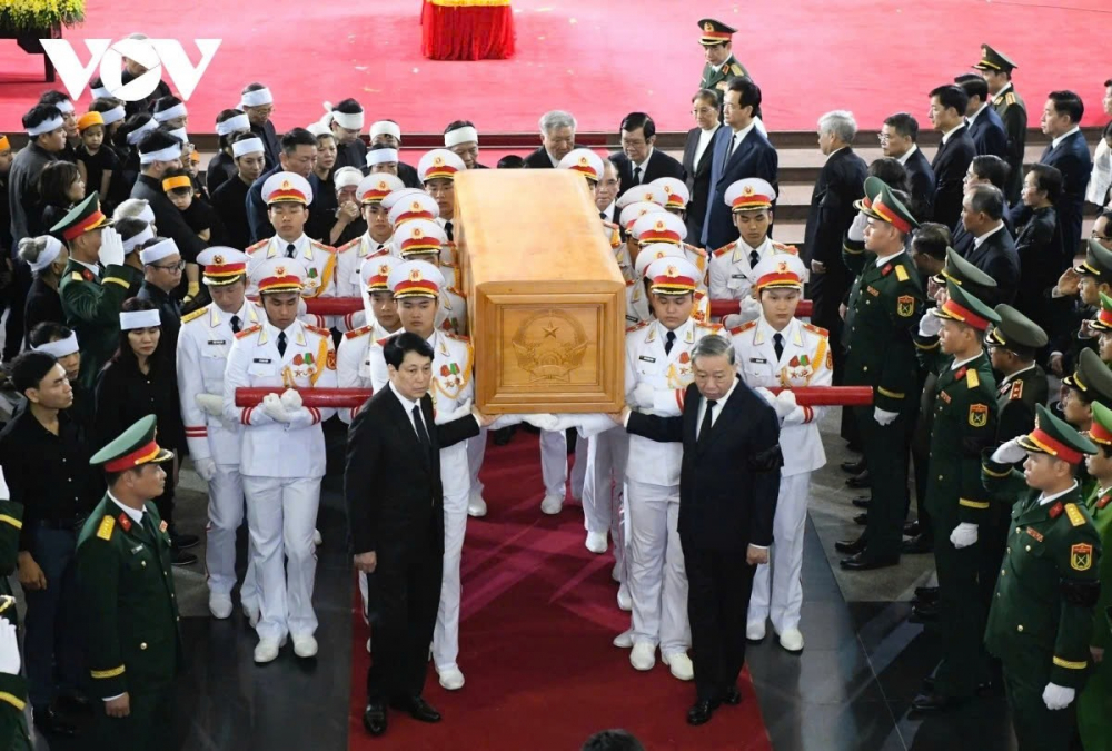 Tổng bí thư Tô Lâm và Chủ tịch nước Lương Cường cùng đưa linh cữu ra linh xa - ảnh: VOV