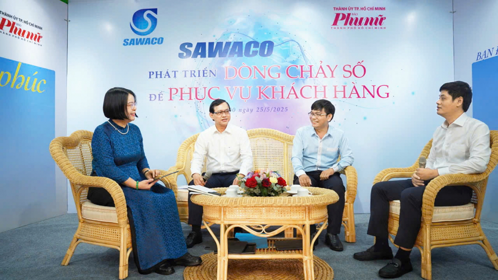Dùng dòng chảy số nâng chất lượng dòng chảy nước sạch Các đại biểu đang trao đổi tại buổi thảo luận truyền hình (talk show) với chủ đề “SAWACO phát triển dòng chảy số để phục vụ khách hàng” được tổ chức trong sáng 25/5 - ẢNH: N.QUANG