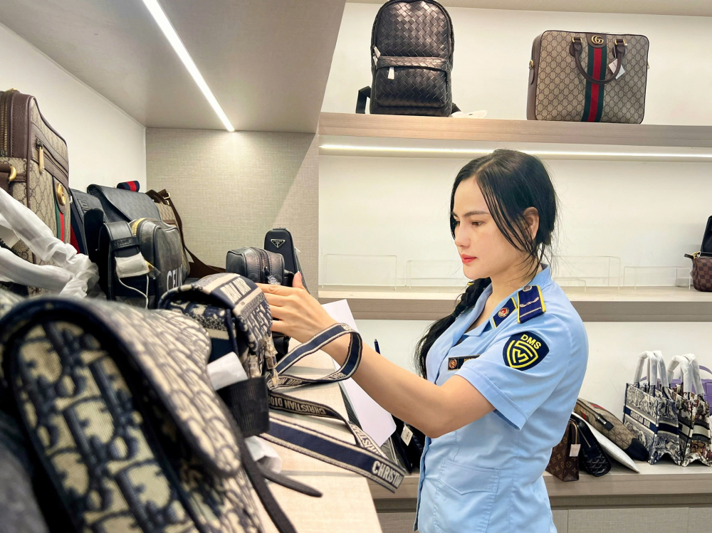 Công nghệ là chìa khóa để hàng giả hết đường sống Lực lượng quản lý thị trường TP Đà Nẵng thu giữ hàng giả thương hiệu nổi tiếng ngày 20/5. Ảnh do Cục Quản lý và Phát triển thị trường trong nước cung cấp