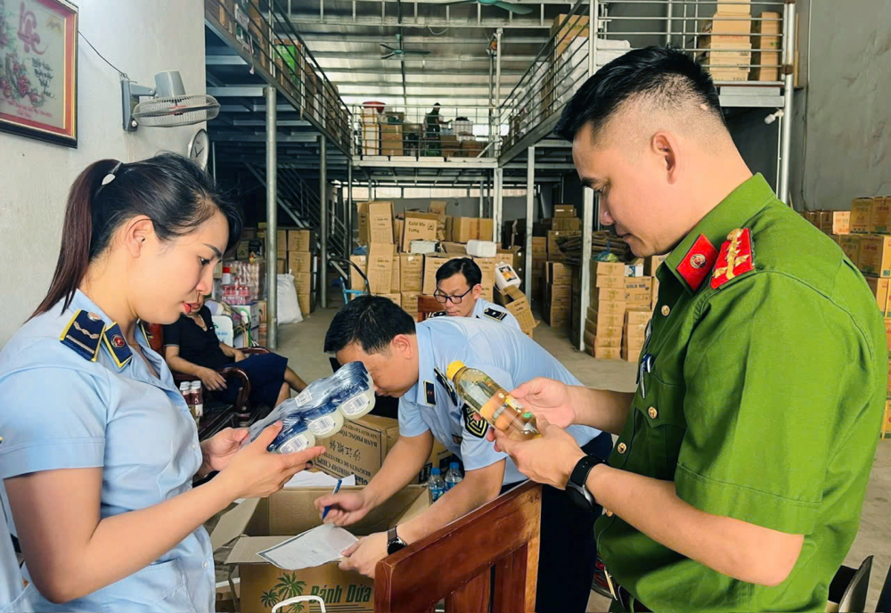 Công nghệ là chìa khóa để hàng giả hết đường sống Lực lượng chức năng kiểm tra cơ sở sản xuất mỹ phẩm giả ở tỉnh Vĩnh Phúc đầu tháng 5/2025 - Ảnh do Cục Quản lý và Phát triển thị trường trong nước cung cấp