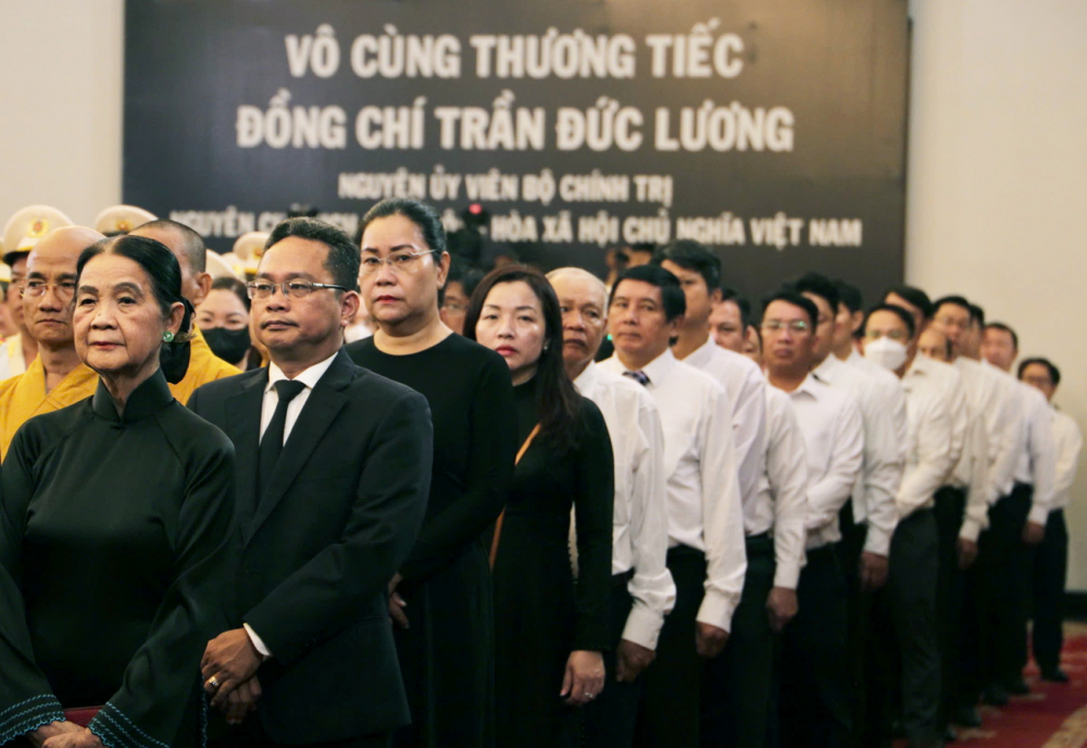 Xúc động tiễn biệt nguyên Chủ tịch nước Trần Đức Lương Đại biểu tham dự lễ truy điệu của nguyên Chủ tịch nước Trần Đức Lương sáng 25/5 tại Hội trường Thống nhất (TPHCM) - ẢNH: THANH TÂM
