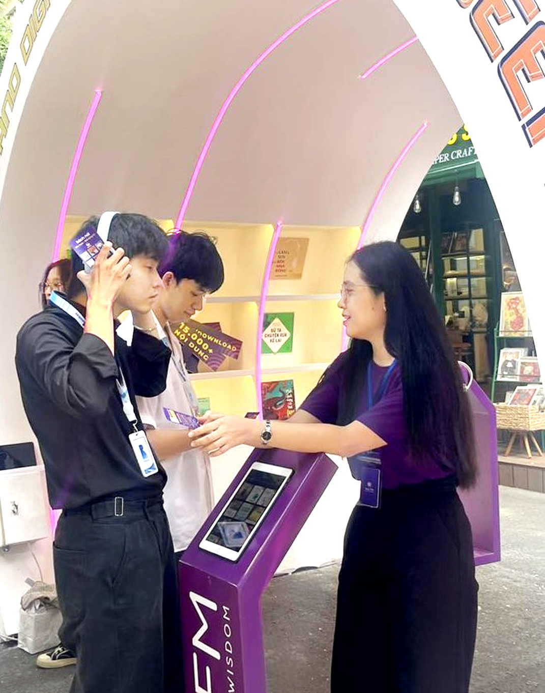 Một bạn trẻ trải nghiệm nghe sách nói tại Tuần lễ sách và chuyển đổi số (10/2024) - Nguồn ảnh: Đường sách TPHCM
