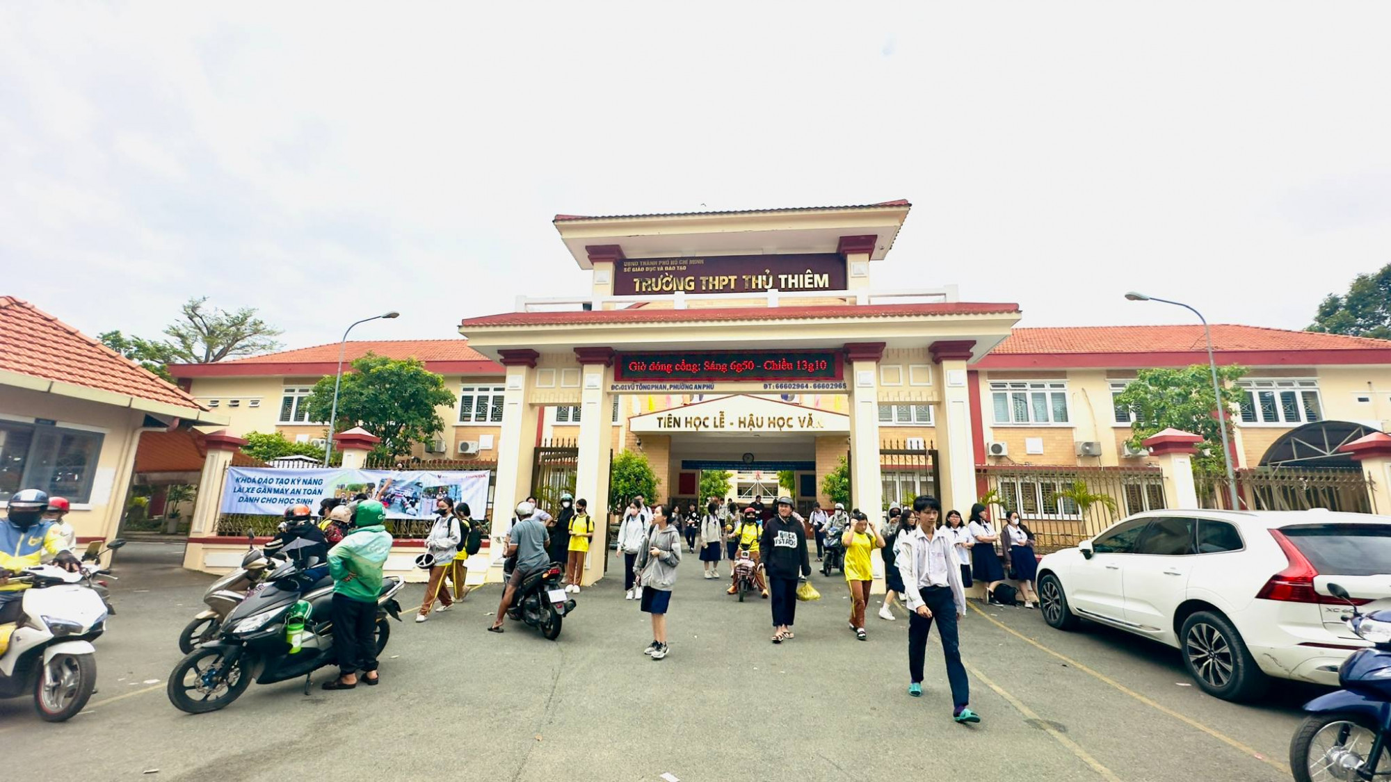 Nhiều giáo viên Trường THPT Thủ Thiêm thu tiền “chất xám” khi soạn đề cương khiến phụ huynh bức xúc - Ảnh: Nguyễn Loan