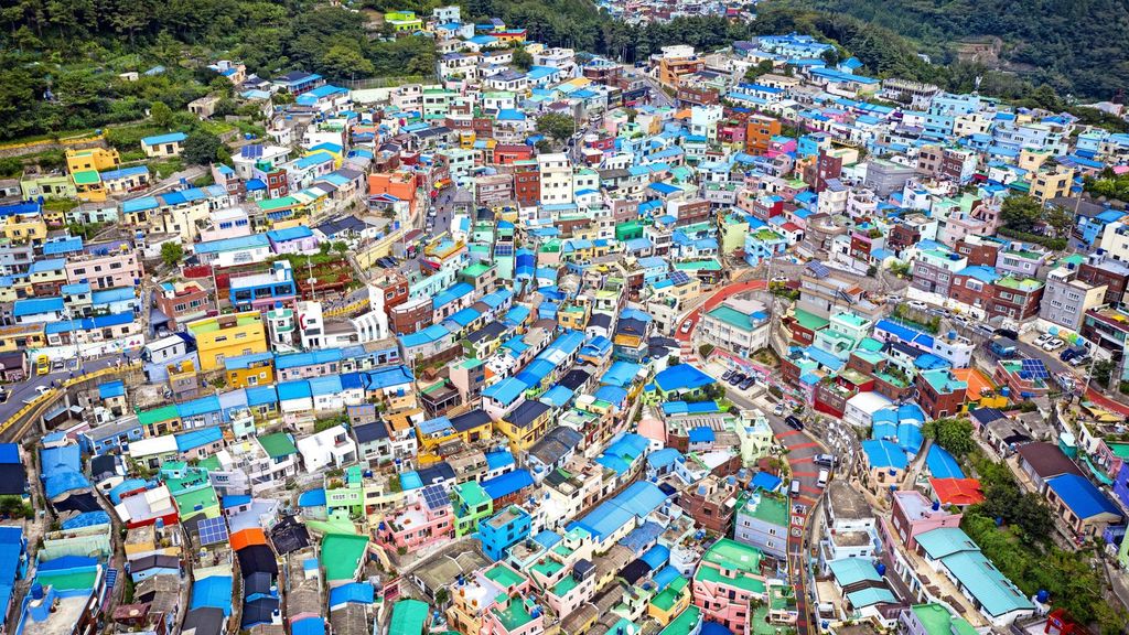 Làng văn hóa Gamcheon ở Busan, ban đầu là nơi định cư của những người tị nạn trong Chiến tranh Triều Tiên 1950-1953, đã được chuyển đổi thành một điểm thu hút khách du lịch sôi động sau khi sinh viên, nghệ sĩ và cư dân trang trí khu vực này như một phần của Dự án nghệ thuật làng vào năm 2009. Ảnh: Tổ chức du lịch Busan
