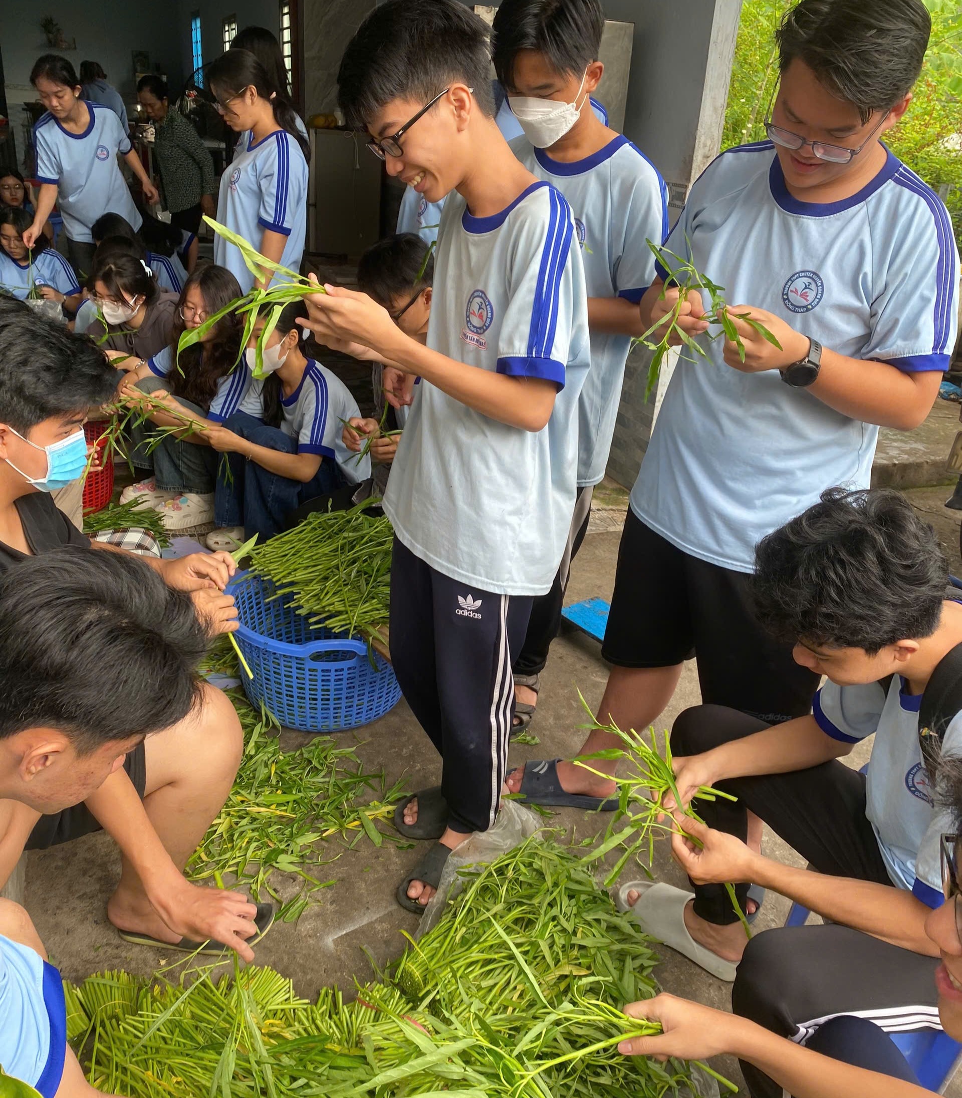 Học sinh lớp 11A2 trường chuyên Nguyễn Quang Diêu tham gia thiện nguyện tại Bếp ăn nhân ái (ảnh từ page llớp 11A2)