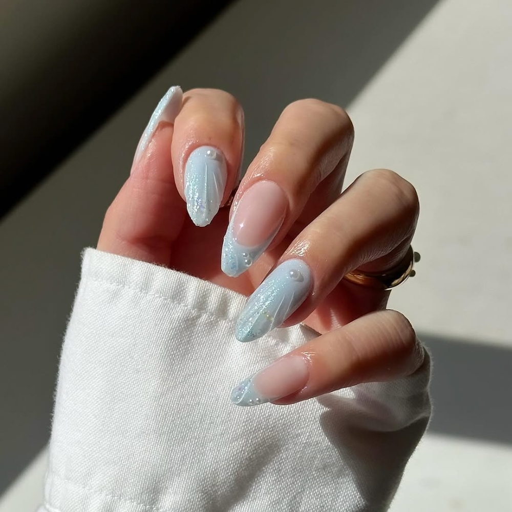 Mẫu nail màu xanh pastel: Một bộ móng xanh pastel sẽ là điểm nhấn hoàn hảo để chị em tỏa sáng giữa nắng hè rực rỡ. Lấy cảm hứng từ làn nước xanh biếc, mẫu nail này khi trang trí thêm vỏ sò nhỏ xinh và ánh ngọc trai phản chiếu dưới nắng sẽ đôi tay của nàng thêm phần nổi bật. Đây là layout phù hợp để bạn thả mình vào không gian biển cả trong dịp nghỉ dưỡng mùa hè.