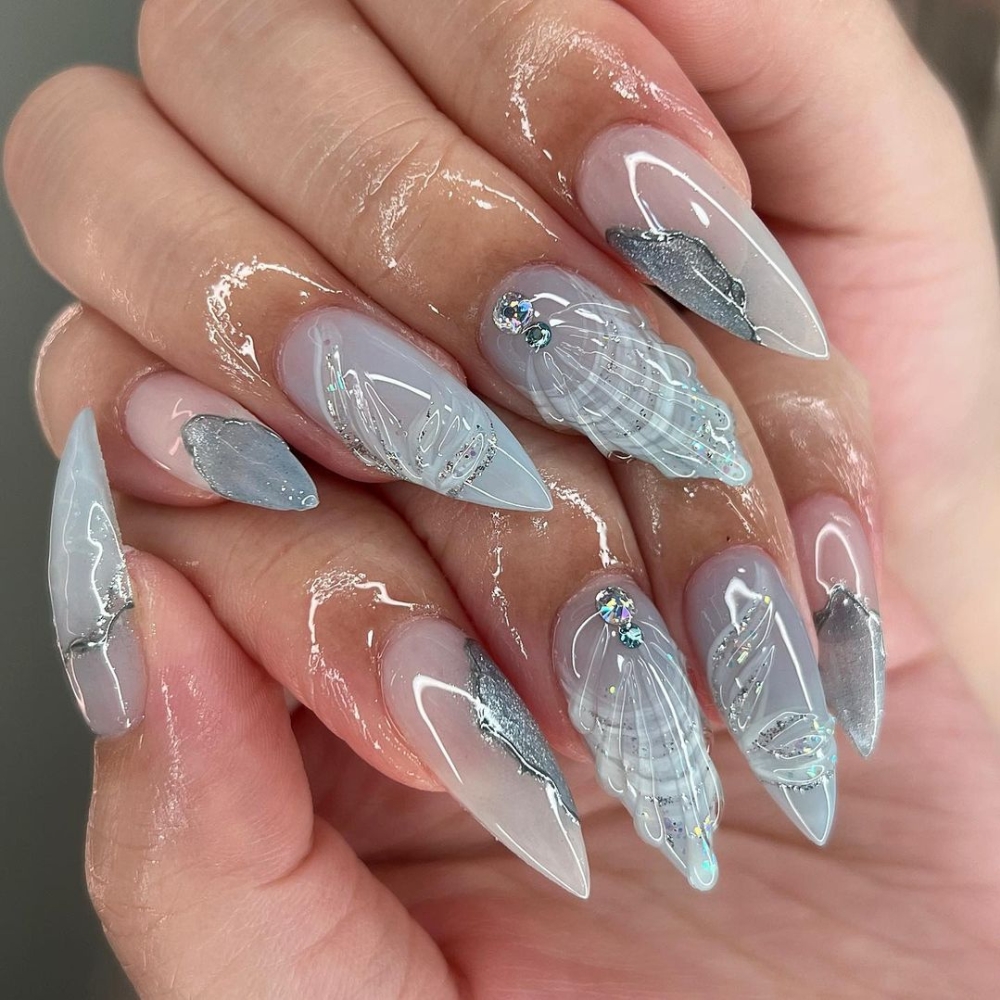 Mẫu nail ''nàng tiên cá: Từng gây sốt trong giới làm đẹp, mẫu nail ''nàng tiên cá” mang đến vẻ đẹp lãng mạn cả đại dương được đính kèm các họa tiết như ánh ngọc trai rực rỡ, vỏ sò hay lớp vảy lấp lánh. Hòa quyện cùng các gam màu ngọt ngào như xanh ngọc, hồng pastel… và hiệu ứng móng 3D sống động tạo nên một bộ móng ấn tượng cho chị em đi du lịch hè.