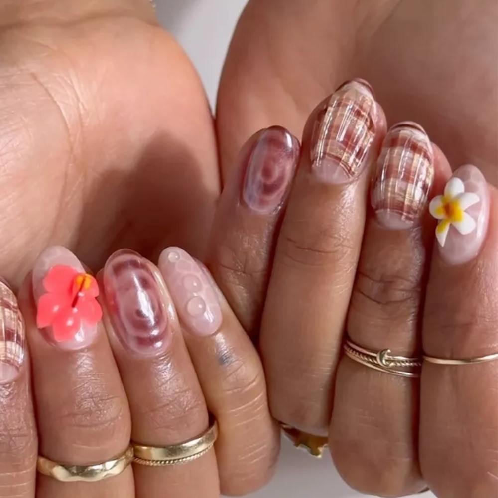 Mẫu nail phong cách nhiệt đới: Chỉ trong tích tắc, bộ móng này sẽ đưa bạn chu du đến những hòn đảo nhiệt đới đầy nắng và gió để bạn cảm nhận hương vị mùa Hè. Thiết kế vỏ ốc tinh xảo, hoa 3D và hiệu ứng bong bóng sủi bọt gợi nhắc làn nước trong xanh nơi đảo xa, góp phần tôn lên vẻ phóng khoáng, rực rỡ của bạn giữa thiên nhiên hoang sơ.