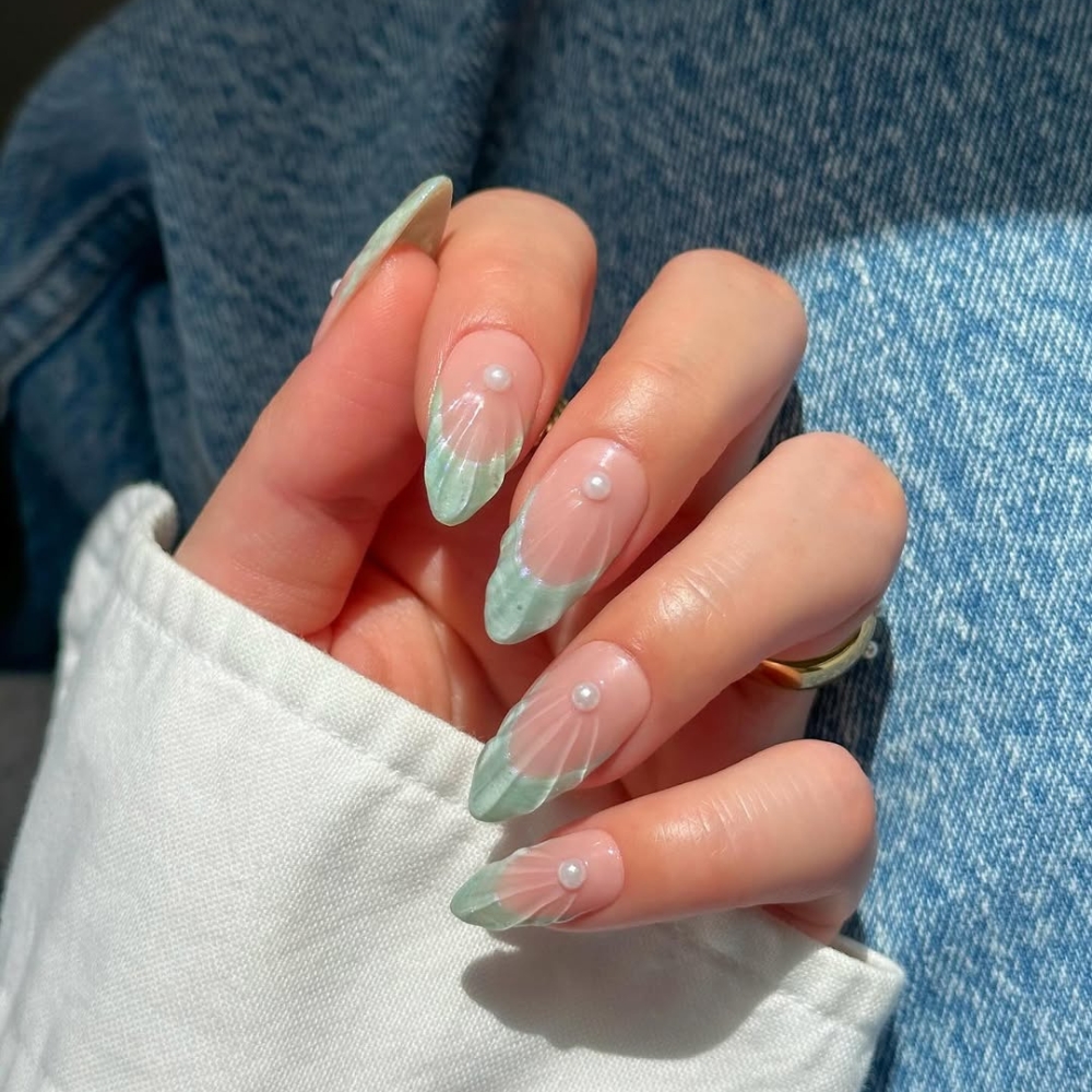 Mẫu nail màu xanh bạc hà: Giữa thời tiết mùa hè nóng bức, bộ nail này sẽ tạo cảm giác thoải mái hơn nhờ sắc màu tươi mát. Màu xanh bạc hà gợi lên cảm giác mát mẻ, trong trẻo như mặt nước biển ven bờ. Ngoài ra, bạn có thể điểm xuyết chi tiết vỏ sò nhỏ xinh lên móng để mang đến cảm giác như đang bước đi trên bãi cát rực nắng.