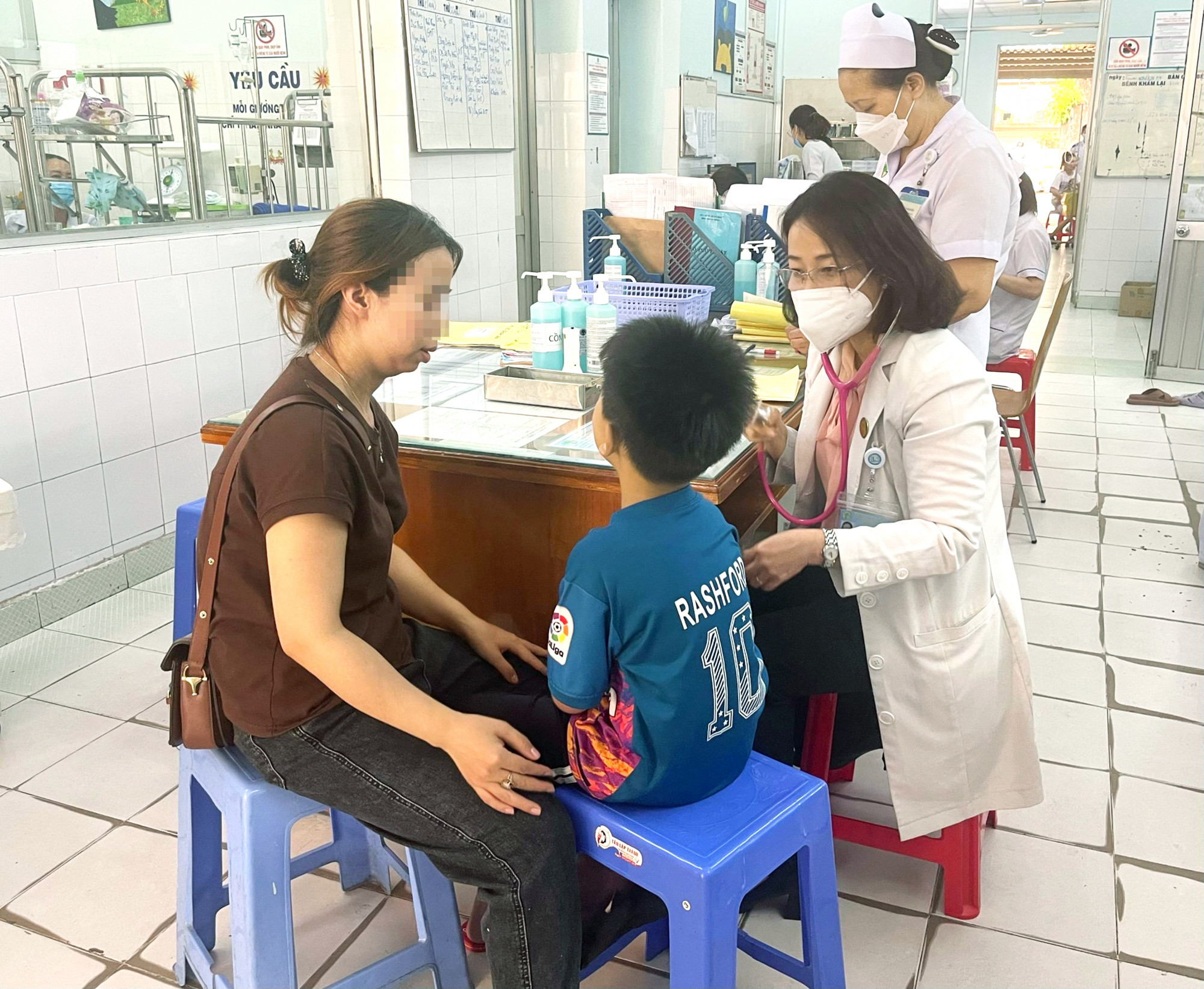 Bác sĩ Nguyễn Thị Thu Thủy khám cho bệnh nhi bị đau bụng, tiêu chảy nghi do ngộ độc  thực phẩm