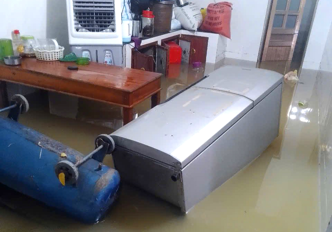 Nhiều tài sản của người dân bị hư hỏng khi nước tràn vào nhà - Ảnh: Khánh Trung