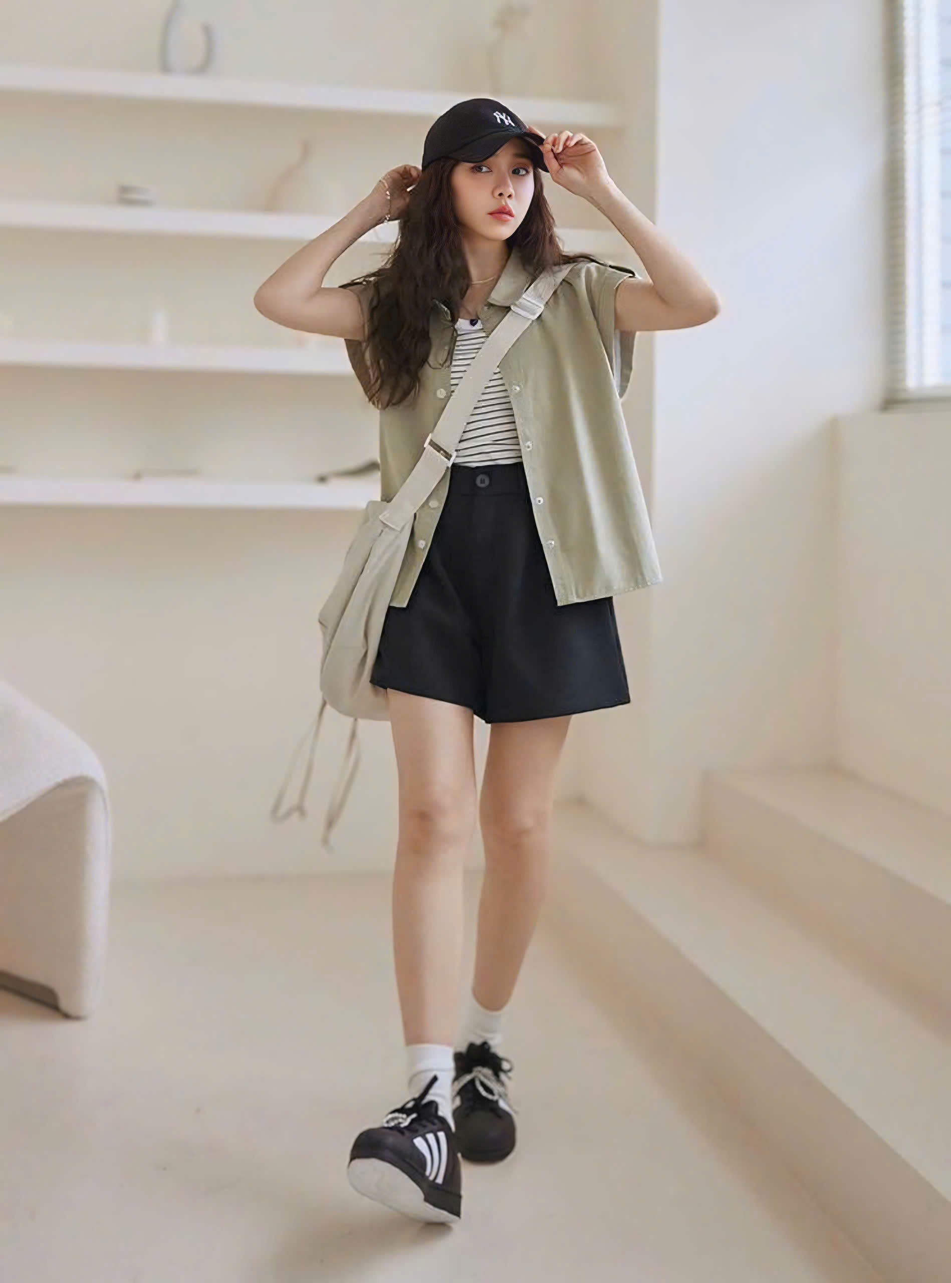 Ưu điểm của chiếc quần short này là thiết kế cạp cao giúp định hình vòng eo, tạo hiệu ứng kéo dài chân, đồng thời tôn lên đường cong cơ thể một cách tinh tế. Với kiểu quần này, bạn nênchọn các chi tiết như đai thắt lưng để tăng thêm điểm nhấn cho vòng eo giúp ''hack dáng'' hiệu quả.