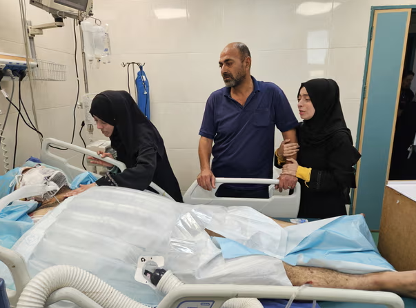 Alaa al-Najjar đến thăm người chồng bị thương của mình tại phòng chăm sóc đặc biệt. Ảnh: Anadolu/Getty Images