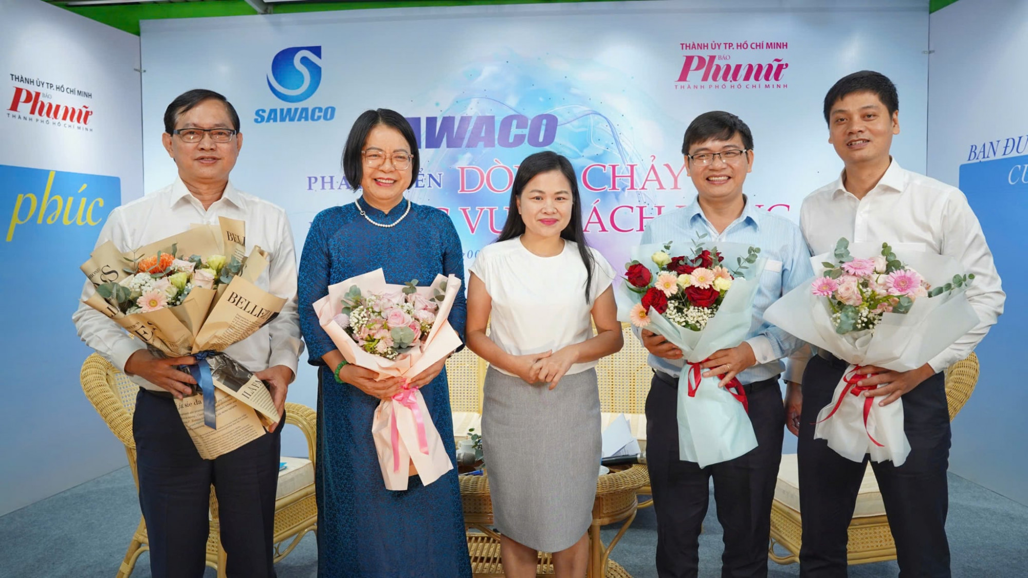 SAWACO: Chuyển đổi số để phục vụ khách hàng, đồng hành cùng sự phát triển của thành phố Bà Phạm Thị Vân Anh (giữa) - Phó tổng biên tập Báo Phụ nữ TPHCM tặng hoa cảm ơn các đại biểu tham gia chương trình.