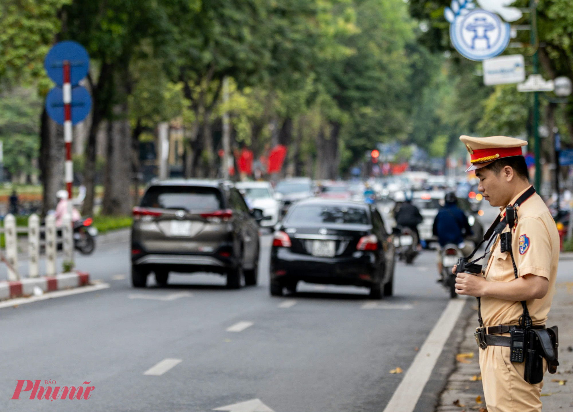 Đại diện Phòng Cảnh sát giao thông Hà Nội cho biết, bắt đầu từ 26/5 đến hết ngày 14/10/2025, đơn vị CSGT thành lập các tổ công tác gồm đoàn thanh niên thuộc phòng, phối hợp với các tổ địa bàn tập trung tuần tra, ghi hình các hành vi vi phạm giao thông trên 8 tuyến và 20 nút giao trọng điểm tại Hà Nội. Thời gian thực hiện: Buổi sáng: Từ 6h30 đến 8h. Buổi chiều: Từ 16h30 đến 19h.
