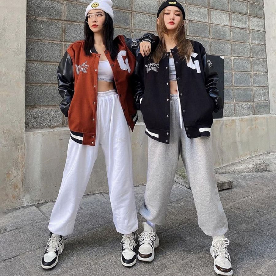 Nếu thích phá cách và không ngại thu hút mọi ánh nhìn, hãy thử bản phối cùng quần thể thao jogger dáng ôm, với chất liệu vải co giãn đảm bảo sự linh hoạt khi di chuyển, kết hợp với chiếc hoodie phom rộng, mũ lưỡi trai và kính râm là đủ để xuống phố. Điểm hay của phong cách này nằm ở sự tự do, các chị em có thể phối nhiều màu sắc (đen - trắng, đỏ - xám hoặc neon - pastel).